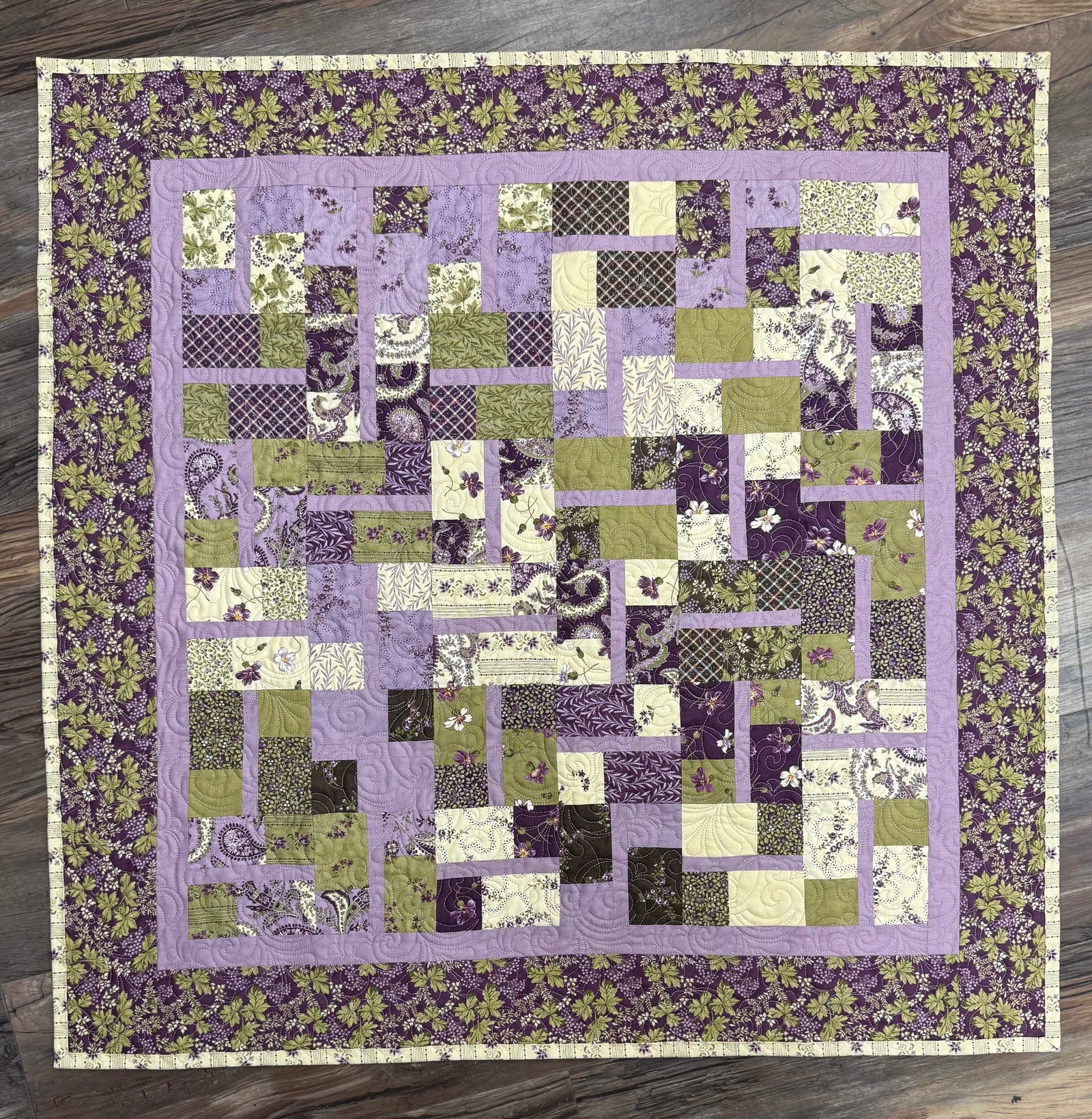 Simply Charming Club Half Kit, 32.5" x 32.5", Pattern & Binding Included