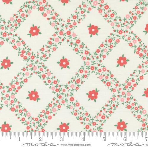 [55311-11] Cream Strawberry Trellis